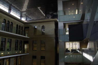 モダンな建築が歴史と交差する3号館の吹き抜け。この空間で、知の深化を共有しました。