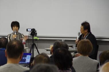 身振り手振りを交え、三島の「肉体美学」を鋭く分析する小池氏(左)