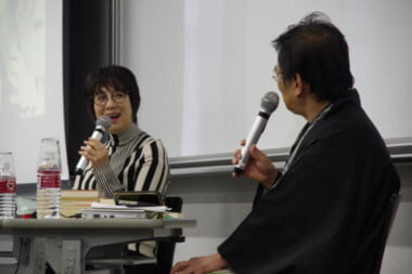 東氏(右)の博識な問いかけに、作家ならではの感性で応える小池氏